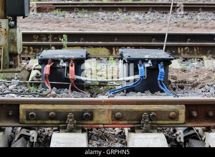 Rouge et bleu - il fait partie de la signalisation ferroviaire. Afin de déterminer s'il est si quelque chose dans ce que les road train Banque D'Images