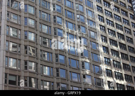 Réfléchissant la lumière d'un bâtiment historique dans le centre-ville de Chicago. Banque D'Images