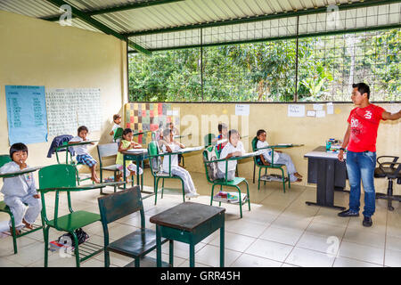 Les enfants et l'enseignant en salle de classe dans le Pilchi communauté sur le fleuve Napo (un affluent de l'Amazone), Equateur, Amérique du Sud Banque D'Images