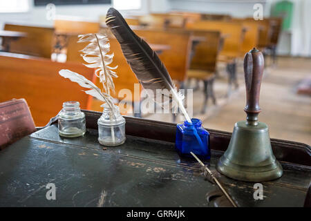 Hastings, Michigan - plumes sur le bureau de l'enseignant dans l'École de Lee, une petite école. Banque D'Images