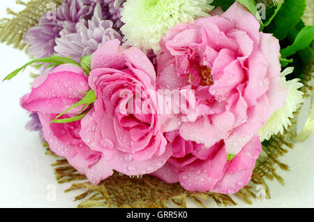 Bouquet de fleurs avec roses et chrisanthemum. Banque D'Images