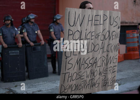 Sao Paulo, Brésil. 07Th Nov, 2016. Des milliers de personnes se sont rassemblées sur l'Avenue Paulista le jour de l'indépendance à Sao Paolo, Brésil comme protestataires manifester contre nouveau président brésilien Michel Temer. Crédit : Louise Wateridge/Pacific Press/Alamy Live News Banque D'Images