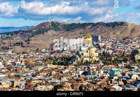 Vue de la cathédrale de Sameba à Tbilissi Banque D'Images