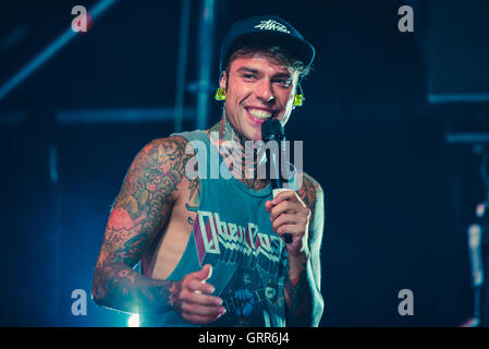 Rappeurs Fedez et J-Ax en live au Festival Ritmika 2016 à Moncalieri, près de Turin. (Photo par Alessandro Bosio / Pacific Press) Banque D'Images