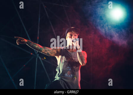 Rappeurs Fedez et J-Ax en live au Festival Ritmika 2016 à Moncalieri, près de Turin. (Photo par Alessandro Bosio / Pacific Press) Banque D'Images