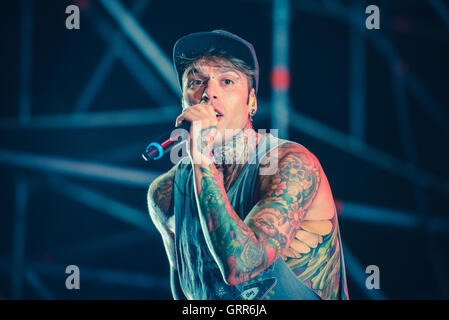 Rappeurs Fedez et J-Ax en live au Festival Ritmika 2016 à Moncalieri, près de Turin. (Photo par Alessandro Bosio / Pacific Press) Banque D'Images