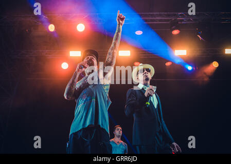 Rappeurs Fedez et J-Ax en live au Festival Ritmika 2016 à Moncalieri, près de Turin. (Photo par Alessandro Bosio / Pacific Press) Banque D'Images