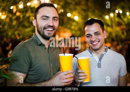 Deux jeunes hommes gais amis à la rue ou le parc party outdoors Banque D'Images