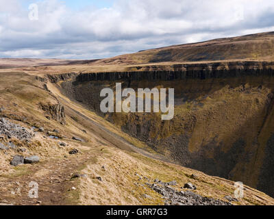 Tasse haute Nick à la tête de coupe élevée, une vallée glaciaire Gill dans les Pennines, montrant les sections exposées de Whin Sill dolérite Banque D'Images