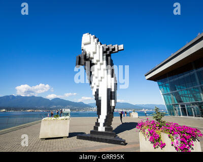 Orca numérique, une sculpture de 2009, Douglas Coupland est situé à côté de la Vancouver Convention Centre de Vancouver, BC, Canada. Banque D'Images