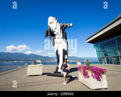 Orca numérique, une sculpture de 2009, Douglas Coupland est situé à côté de la Vancouver Convention Centre de Vancouver, BC, Canada. Banque D'Images