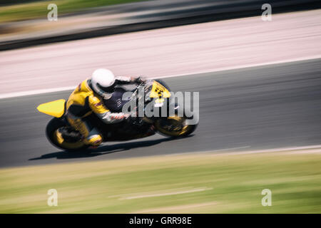 L'image stéréo et de photos floues de motocyclistes lors d'une journée circuit équestre sur la piste de course de Mondello Park, dans le comté de Kildare, Irlande Banque D'Images