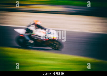 L'image stéréo et de photos floues de motocyclistes lors d'une journée circuit équestre sur la piste de course de Mondello Park, dans le comté de Kildare, Irlande Banque D'Images