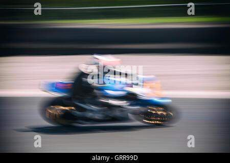 L'image stéréo et de photos floues de motocyclistes lors d'une journée circuit équestre sur la piste de course de Mondello Park, dans le comté de Kildare, Irlande Banque D'Images