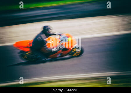 L'image stéréo et de photos floues de motocyclistes lors d'une journée circuit équestre sur la piste de course de Mondello Park, dans le comté de Kildare, Irlande Banque D'Images