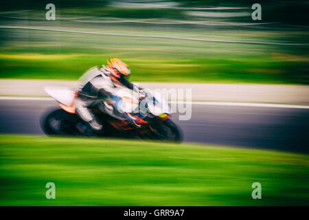 L'image stéréo et de photos floues de motocyclistes lors d'une journée circuit équestre sur la piste de course de Mondello Park, dans le comté de Kildare, Irlande Banque D'Images