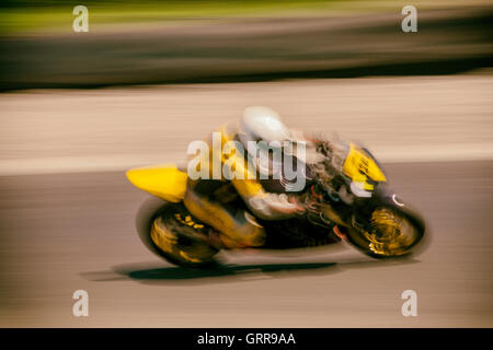 L'image stéréo et de photos floues de motocyclistes lors d'une journée circuit équestre sur la piste de course de Mondello Park, dans le comté de Kildare, Irlande Banque D'Images