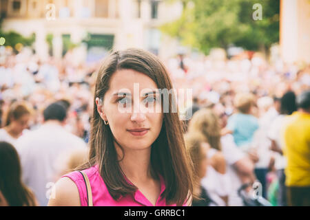 Cute Girl Portrait avec foule de gens en arrière-plan Banque D'Images