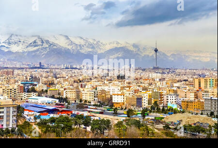 Vue de la tour Azadi de Téhéran Banque D'Images