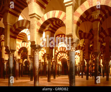 L'intérieur de la Mezquita, Cordoue, Andalousie, Espagne Banque D'Images