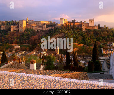 Palais de l'Alhambra au coucher du soleil, Grenade, Andalousie, Espagne Banque D'Images