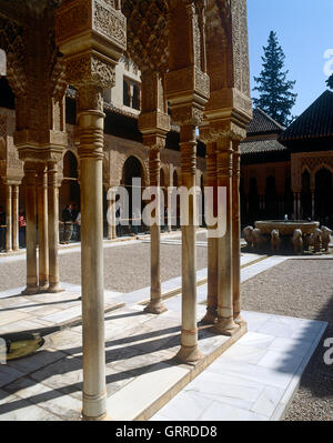 Cour des Lions, le Palais de l'Alhambra, Andalousie, Grenade, Espagne Banque D'Images