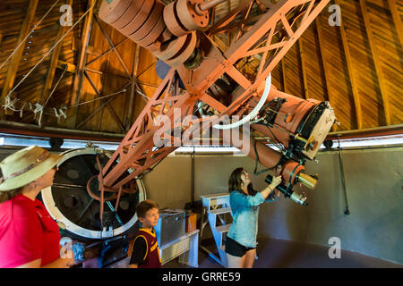 Flagstaff, Arizona - Les visiteurs de l'Observatoire Lowell afficher les 13 pouces astrograph télescope dans la coupole du télescope de Pluton. Banque D'Images