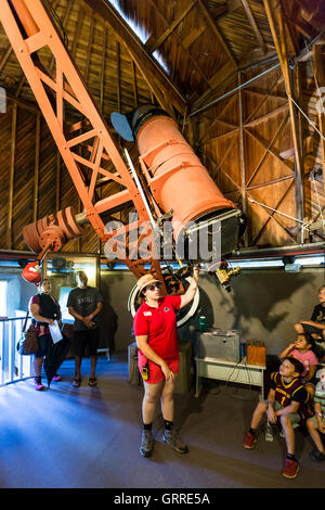 Flagstaff, Arizona - Un guide les visiteurs de l'Observatoire Lowell à propos de la 13 pouces astrograph dans le dôme du télescope de Pluton. Banque D'Images