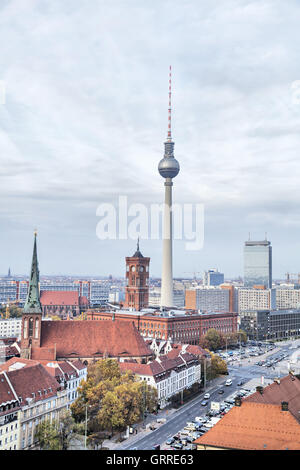 Tour de télévision et Rotes Rathaus (hôtel de ville rouge) à Berlin, Allemagne Banque D'Images