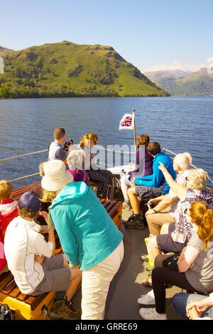 Les touristes profitant d'une croisière à bord de l'arc d'Ullswater Steamers. Ullswater, Penrith, le Parc National du Lake District, Cumbria. Banque D'Images