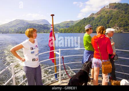 Les touristes avec leurs chiens profitant d'une croisière à bord de la poupe d'Ullswater Steamers. Ullswater, Penrith, le Lake District, UK. Banque D'Images