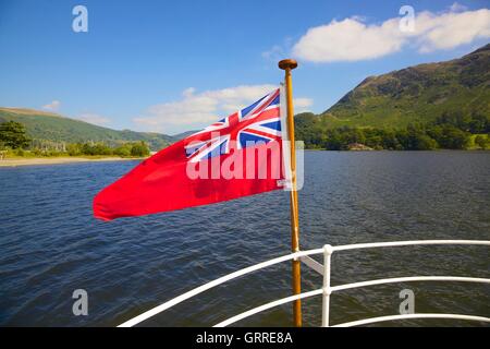 Red Ensign sur la poupe d'Ullswater Steamers. Ullswater, Penrith, le Parc National du Lake District, Cumbria, England, UK. Banque D'Images