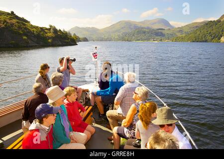 Les touristes profitant d'une croisière à bord de l'arc d'Ullswater Steamers. Ullswater, Penrith, le Parc National du Lake District, Cumbria. Banque D'Images