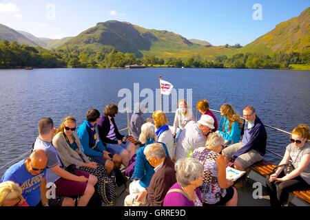 Les touristes profitant d'une croisière à bord de l'arc d'Ullswater Steamers M.V Lady Wakefield. Ullswater, Penrith, le Lake District, UK. Banque D'Images