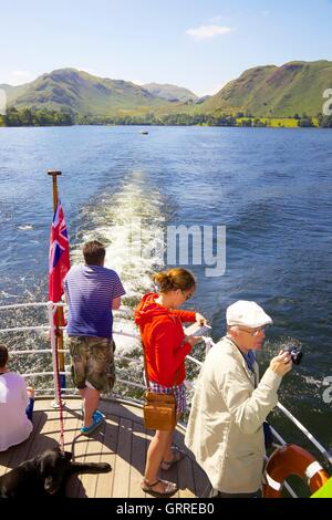 Les touristes profitant d'une croisière et de prendre des photos à bord de la poupe d'Ullswater Steamers M.V Belle de l'Ouest. Ullswater, Penrith Banque D'Images