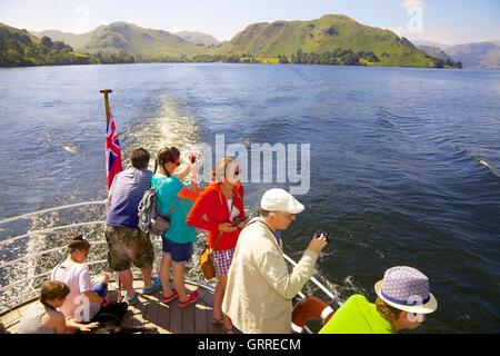 Les touristes profitant d'une croisière et de prendre des photos à bord de la poupe d'Ullswater Steamers M.V Belle de l'Ouest. Ullswater, Penrith Banque D'Images