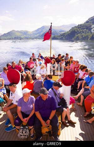 Les touristes profitant d'une croisière à bord de la poupe d'Ullswater Steamers M Y Raven. Ullswater, Penrith, le Lake District, UK. Banque D'Images