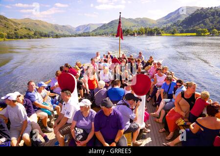 Les touristes profitant d'une croisière à bord de la poupe d'Ullswater Steamers M Y Raven. Ullswater, Penrith, le Lake District, UK. Banque D'Images