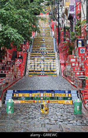L'Escadaria Selaron ou escalier Selarón, travail d'art public faite à partir de milliers de mosaïque mosaïque situé dans un escalier entre les quartiers de Lapa et Santa Teresa à Rio de Janeiro, Brésil. Les étapes sont une création et l'action de l'artiste chilien Jorge Selaron. Banque D'Images