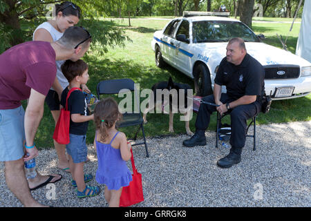 US Park Police officier de l'unité K-9 avec des enfants parlant - USA Banque D'Images