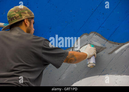 PUNTA DEL ESTE, URUGUAY - Mai 06, 2016 : hommes non identifiés peinture l'oeil d'un requin dans le mur Banque D'Images