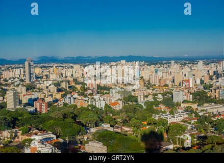 CURITIBA, BRÉSIL - 12 MAI 2016 : belle vue sur la ville à partir de la forêt allemande a ouvert ses portes le 1996 à Curitiba, la capitale de l'état brésilien du Paraná Banque D'Images