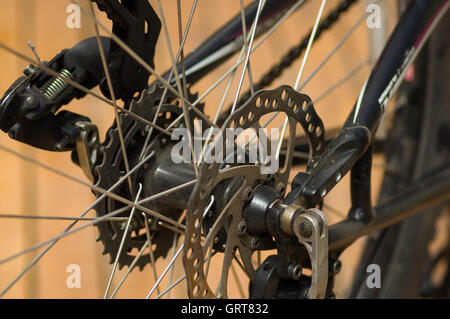 Libre regard détaillé sur le passage de roue de vélo au cours de réparations de maintenance mécanique Banque D'Images