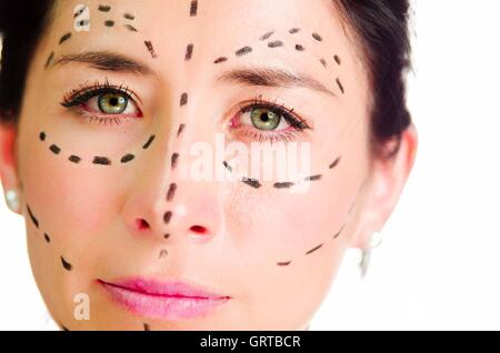 Closeup portrait woman avec pointillés dessiné autour de face à la caméra, en préparation de la chirurgie cosmétique Banque D'Images