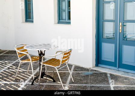 Ensemble Patio pour deux sur patio grec épuré Banque D'Images