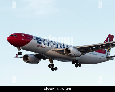 Edelweiss Air Airbus A330 wide-body jetliner HB-JHQ approche finale pour l'atterrissage à l'Aéroport International de Vancouver, Canada Banque D'Images