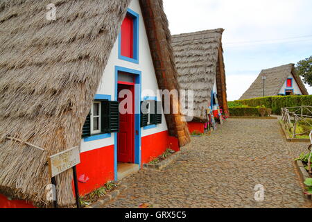 Maisons typiques de Santana dans le nord de l'île portugaise de Madère Banque D'Images