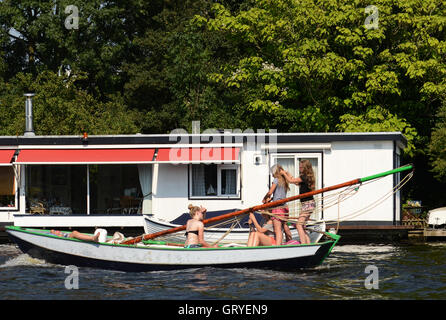 Dutch Girls having fun sur leur bateau dans l'un des canaux d'Haarlem. Banque D'Images