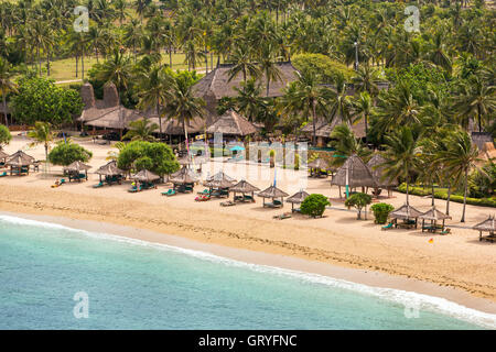 Tropical Resort sur la plage de sable de Kuta, Lombok, Indonésie Banque D'Images