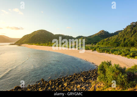 Longue plage de sable de Kuta, Lombok, Indonésie Banque D'Images
